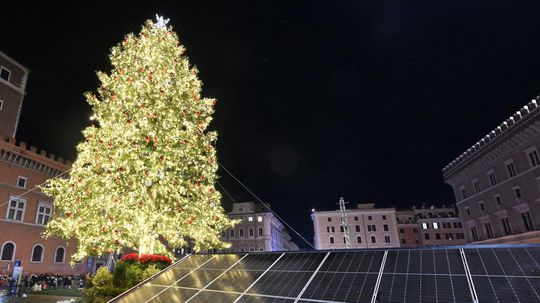 Celé je to škaredé! Vianočný stromček v centre Ríma vzbudil nevôľu! Dôvod?