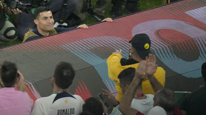 Cristiano Ronaldo sa usmieva na fanúšikov pred...
