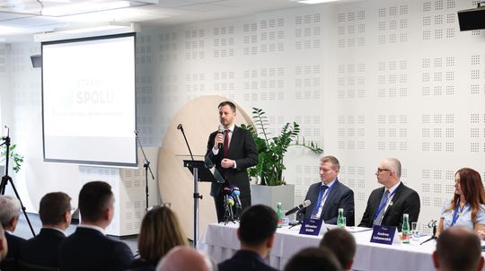 Premiér Eduard Heger na sneme strany Spolu.