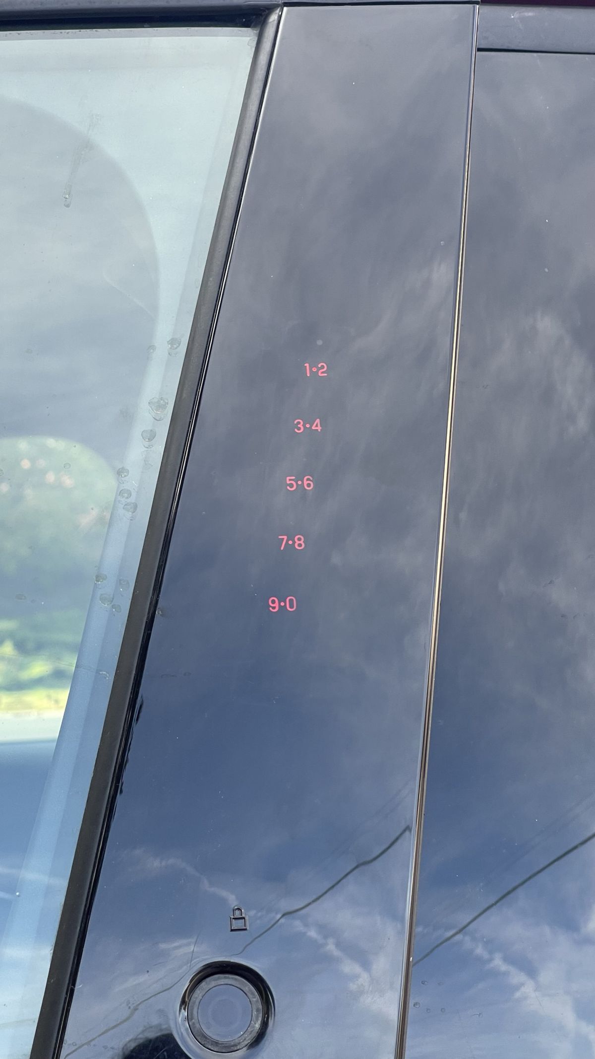 Auto možno odomknúť aj zadaním číselného kódu.