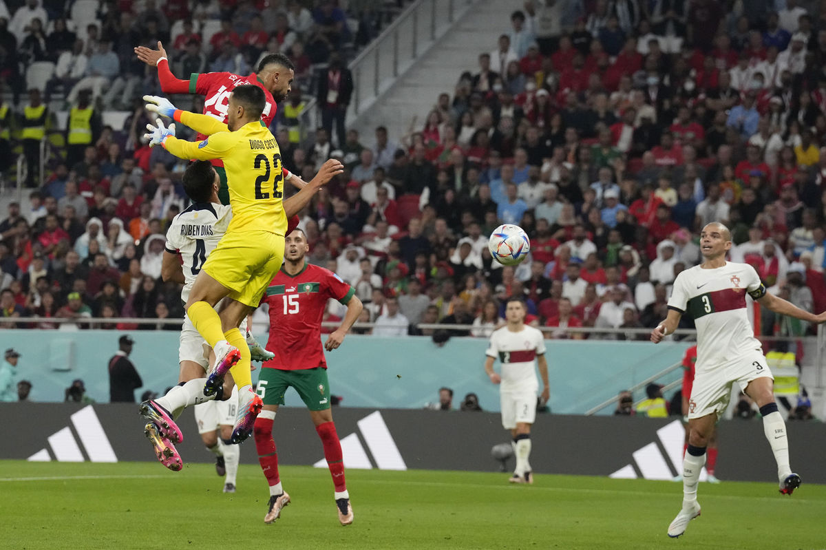 Maročan Youssef En-Nesyri strieľa gól Portugalcom.