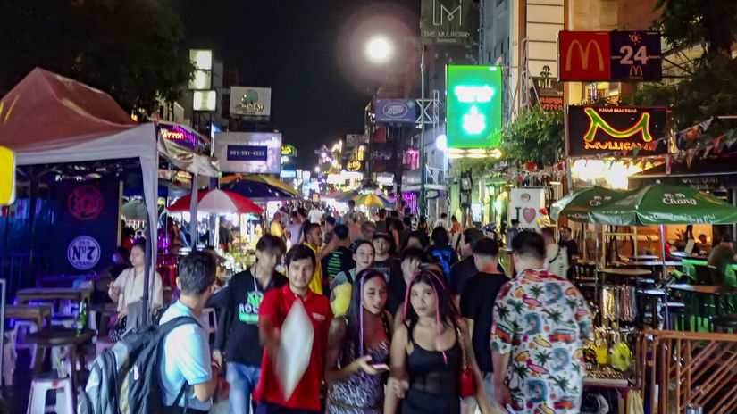 Večer je Khao San Road plná. A človek možno...