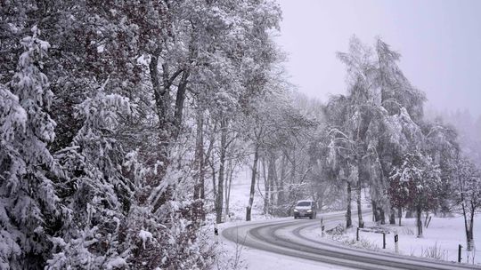 Sneh a mráz komplikuje dopravu aj v Česku. Smerom na Slovensko uzavreli niektoré cestné úseky
