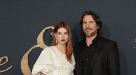 Herečka Lucy Boynton a jej kolega Christian Bale uviedli film The Pale Blue Eye.