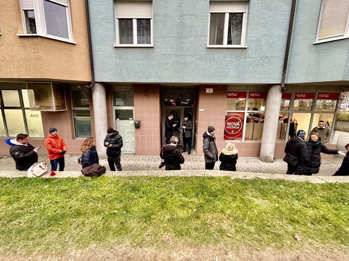 Novinári čakajú pred domom, kde rokuje Heger so...