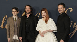 Scott Cooper (vpravo) s členmi hereckého osadenstva - Harry Melling, Christian Bale a Lucy Boynton.