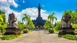 hinduistický chrám Bajra Sandhi monument, Denpasar, Bali, Indonézia na pozadí tropickej prírody a modrej letnej oblohy, Indonézia