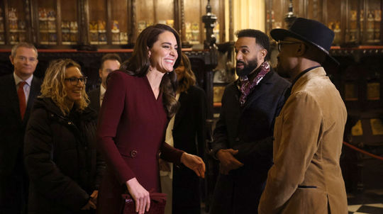 Princezná Kate z Walesu sa zhovára s umelcami,...