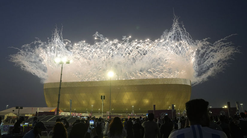 Pred finále rozsvietil štadión Lusail v Katare...