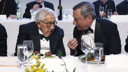 Kissinger: Bezmocné Rusko prinesie chaos. Mierový proces spojí Ukrajinu s NATO
