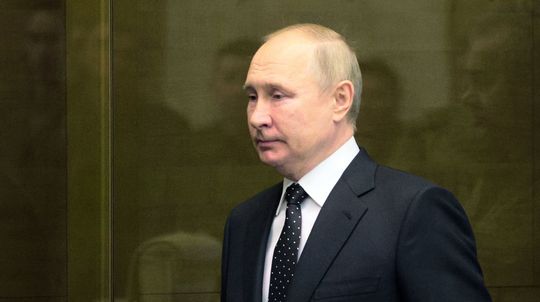 Kremeľ trápi nízka morálka armády. Putin na front posiela hudobníkov