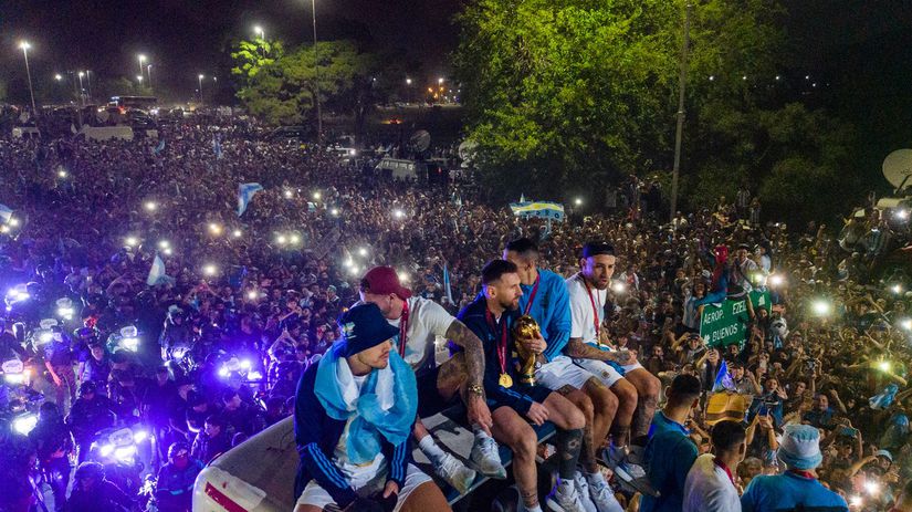 Argentínčania ukazujú trofej svojim krajanom...