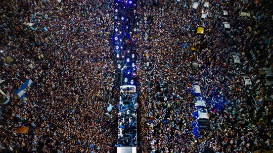 Králi pristáli doma a Buenos Aires je hore nohami. Pozrite si fotografie