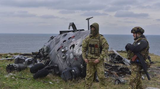 Ukrajinskí vojaci stoja v nedeľu 18. decembra...