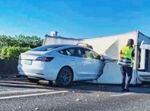 Tesla-Model-3-Autopilot-crash-highway