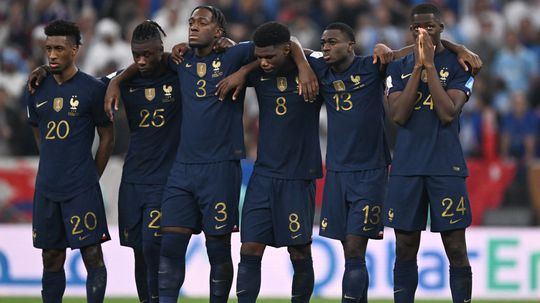 Nevieš dať penaltu, ty opica!? Francúzske hviezdy čelia ohavným útokom