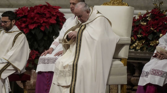 Pápež odsúdil pri štedrovečernej omši nenásytnosť po moci a bohatstve