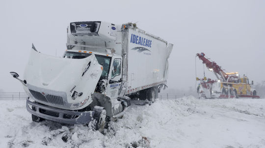Bryon Center, Michigan. Vyťahovanie kamiónu po...