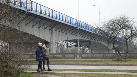 Hlohovecký most ponad Váh je dlhý viac ako 300...