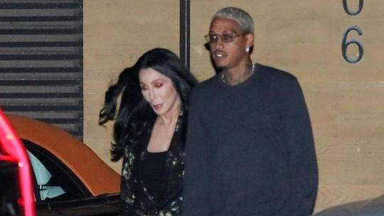 Speváčka Cher a jej partner Alexander Edwards...