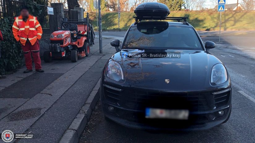 Stret traktorovej kosačky s Porsche sa tak...