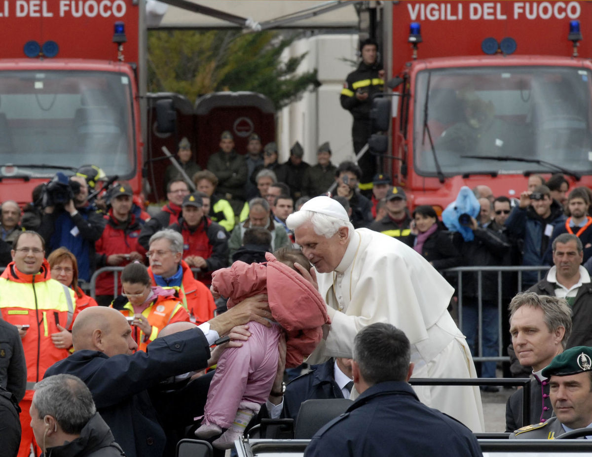 Apríl 2009. Benedikt XVI. bozká dieťa v...