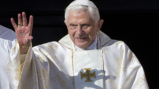 S emeritným pápežom Benediktom XVI. sa prišlo rozlúčiť už viac ako 135-tisíc ľudí