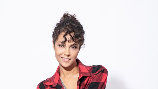 Je z Východu, je Rómka, výborne spieva a...