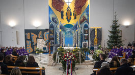 Truhla s ostatkami počas poslednej rozlúčky so...