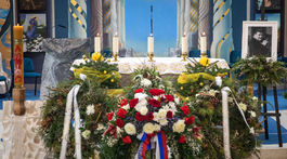 Truhla s ostatkami počas poslednej rozlúčky so...