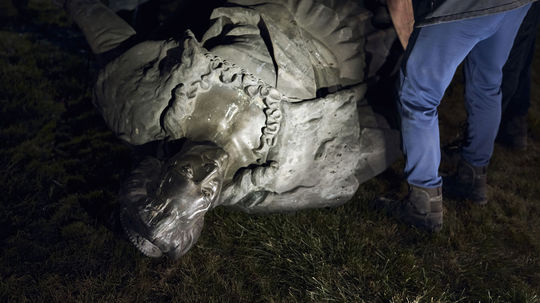 Strhnutá socha ruskej cárovnej Kataríny II. v...