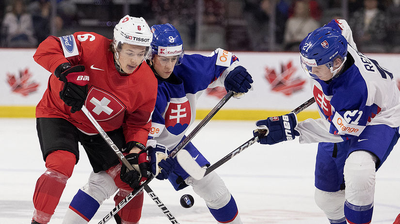  Adam Žlnka a Peter Repčík sa snažia zastaviť...