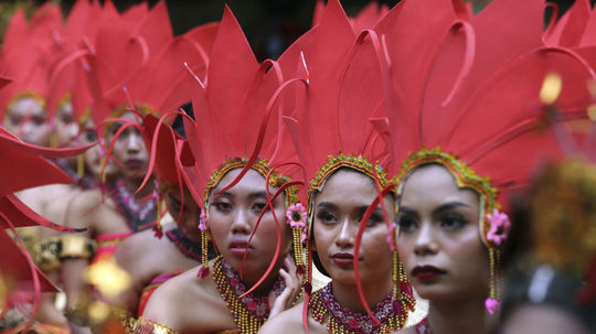 Tanečnice sa pripravujú pred vystúpením počas...