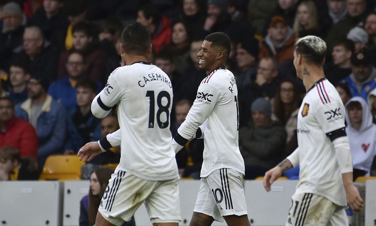 Marcus Rashford (v strede) oslavuje so...