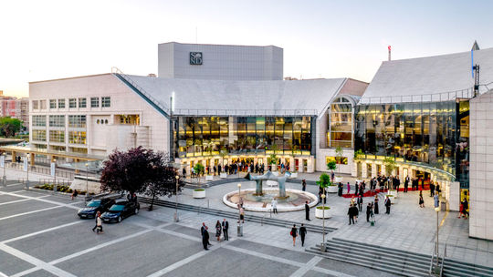 Električka pred SND rozdelila Bratislavu. Magistrát chce ňou spojiť sídliská s centrom, miestnym sa nepáči výrub stromov a zásahy do parkovania