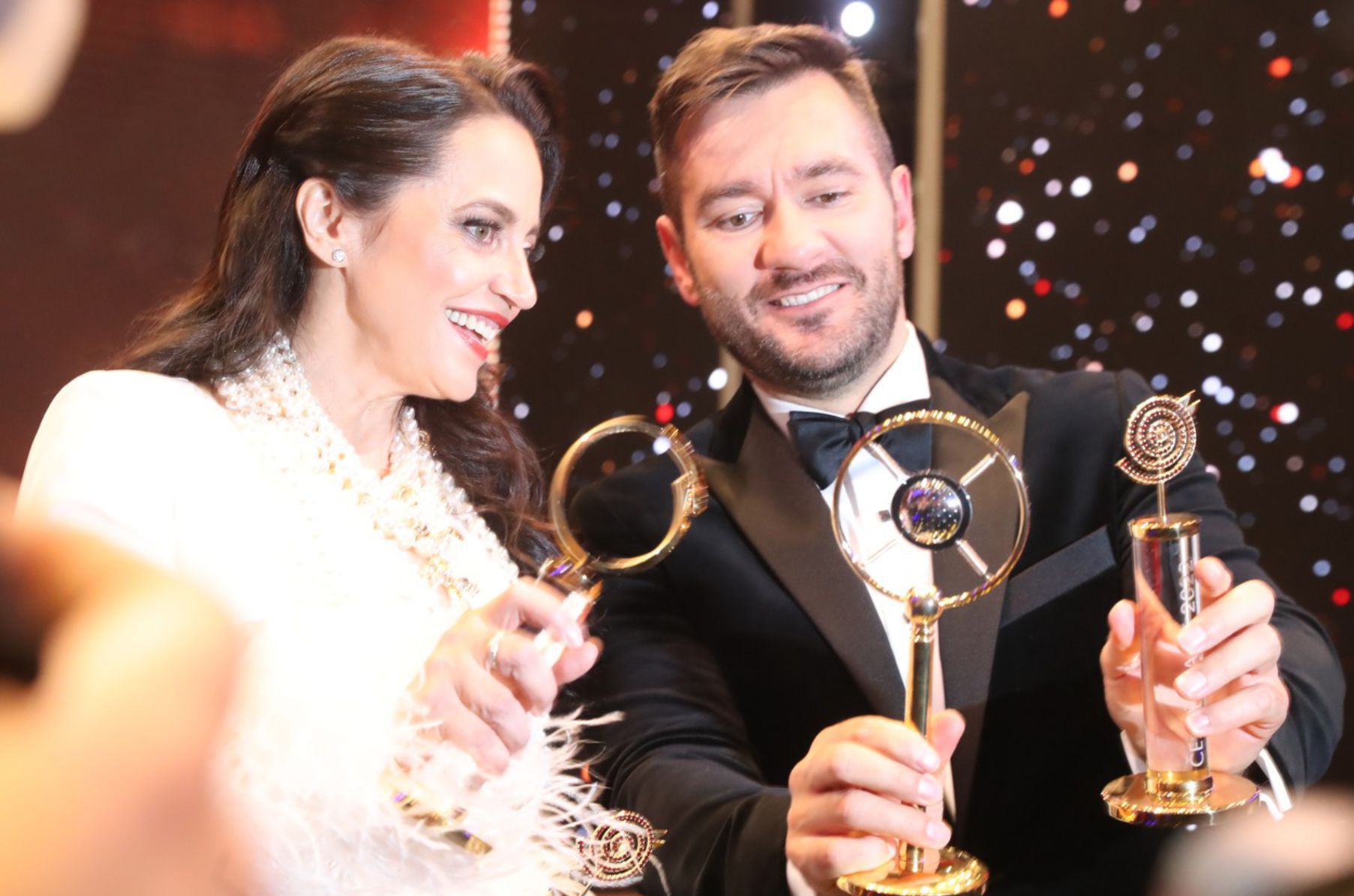 Lucie Bílá a Marek Ztracený pri preberaní ceny...
