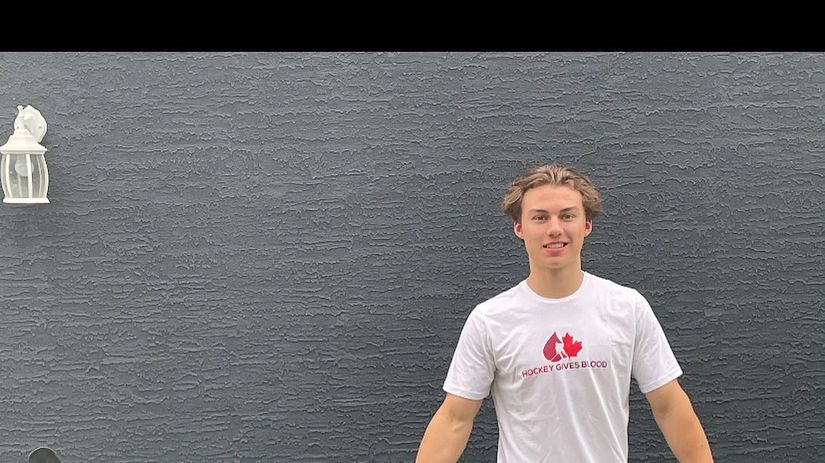 Bedard sa narodil v júli 2015 vo Vancouvri....