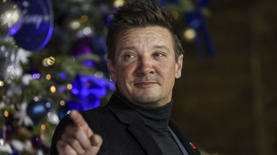 Jeremy Renner z marveloviek sa po desivej nehode učí chodiť. Ale vie, kedy sa chce ukázať na červenom koberci