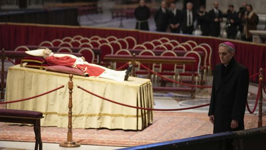 Vatikán sa lúči s Benediktom XVI., očakávajú sa desaťtisíce ľudí