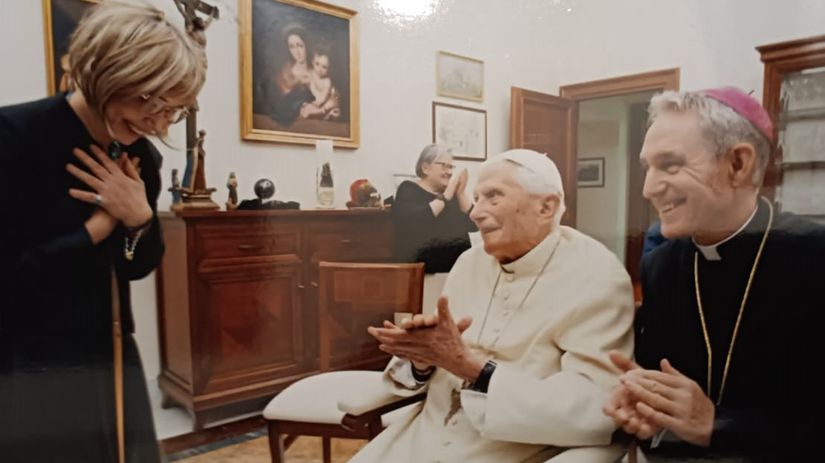 Benedikt XVI. v spoločnosti svojho osobného...