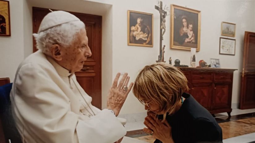 Benedikt XVI. žehná maliarku Nataliu Carkovovú.
