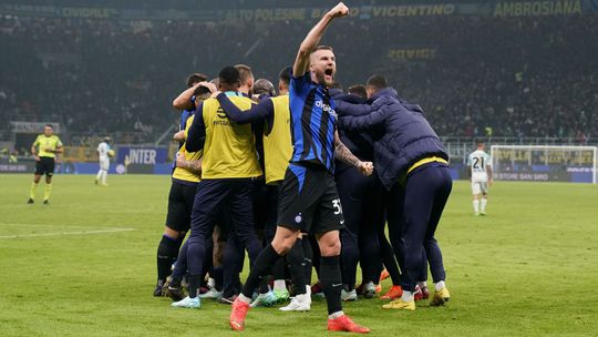 Kapitán Škriniar sa tešil po súboji s Lobotkom. Inter uštedril Neapolu prvú prehru