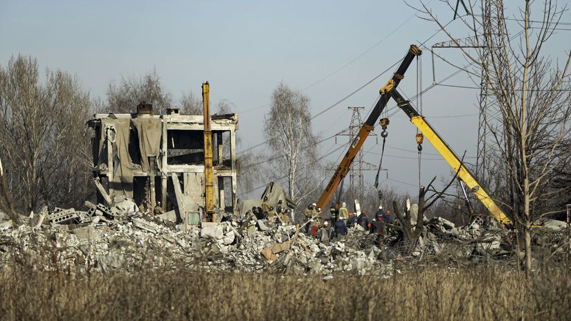 Robotníci upratujú trosky po ukrajinskom...