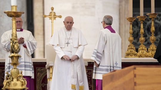 Vatikán dal posledné zbohom Benediktovi, telo emeritného pápeža uložili do krypty