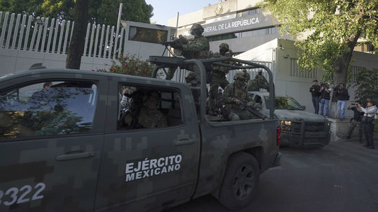 Ťažko ozbrojený armádny konvoj odváža Ovidia...