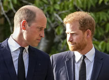 Princ William (vľavo) a princ Harry