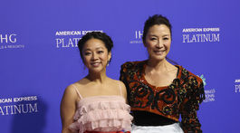 Stephanie Hsu (vľavo) v kreácii Valentino Haute Couture a herečka Michelle Yeoh