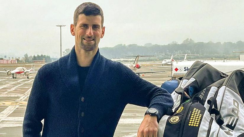 Rok 2022: 4. januára Novak Djokovič informoval...