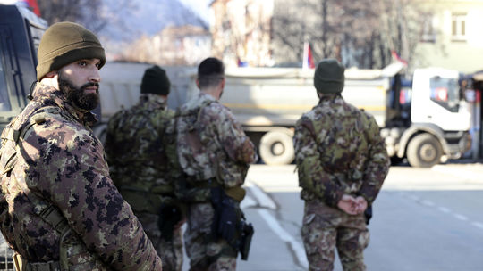 Vojak mimo služby postrelil v Kosove dvoch mladých Srbov