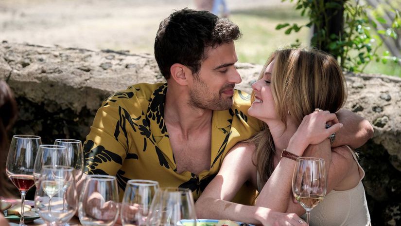 Meghann Fahy ako Daphne a Theo James ako jej...